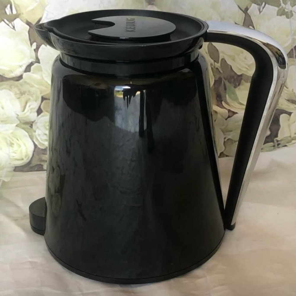 Keurig 2.0 Plastic Carafe 32oz Black And Silver